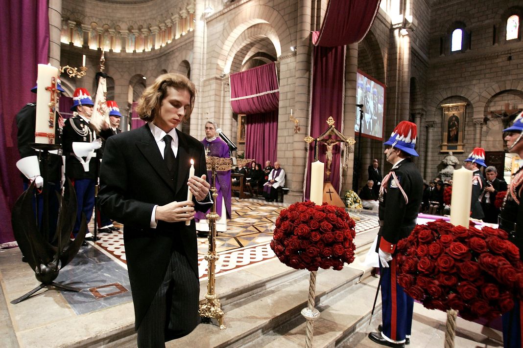 Андреа Казираги зажигает свечу внутри собора на панихиде по принцу Монако Ренье III