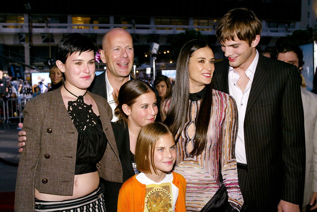 Брюс Уиллис, актриса Деми Мур с дочерьми Румер, Скаут и Таллулой, Эштон Катчер, 27 июня 2003 г.