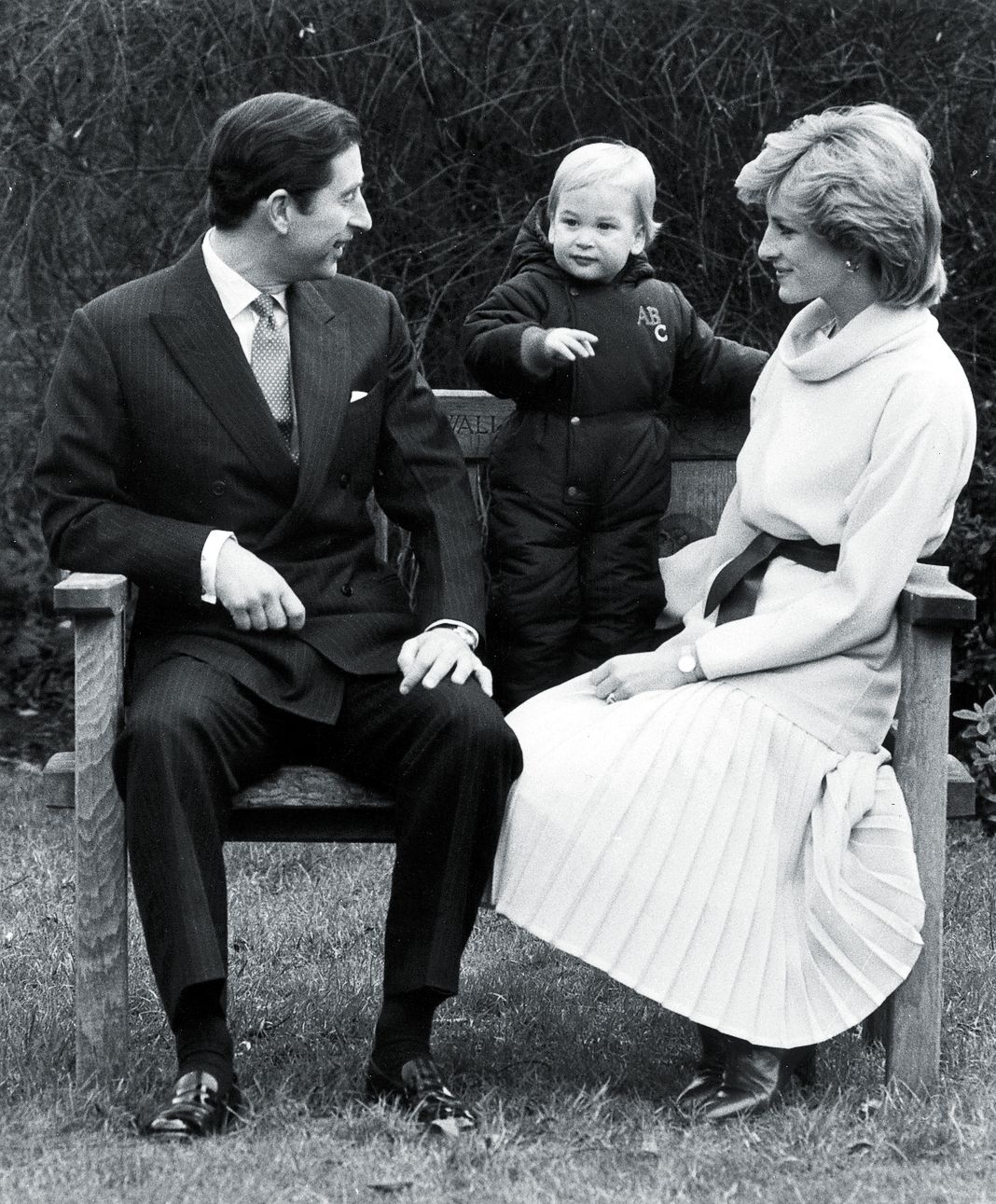 Чарльз и Диана со своим первенцем принцем Уильямом в Кенсингтонском дворце в Лондоне.