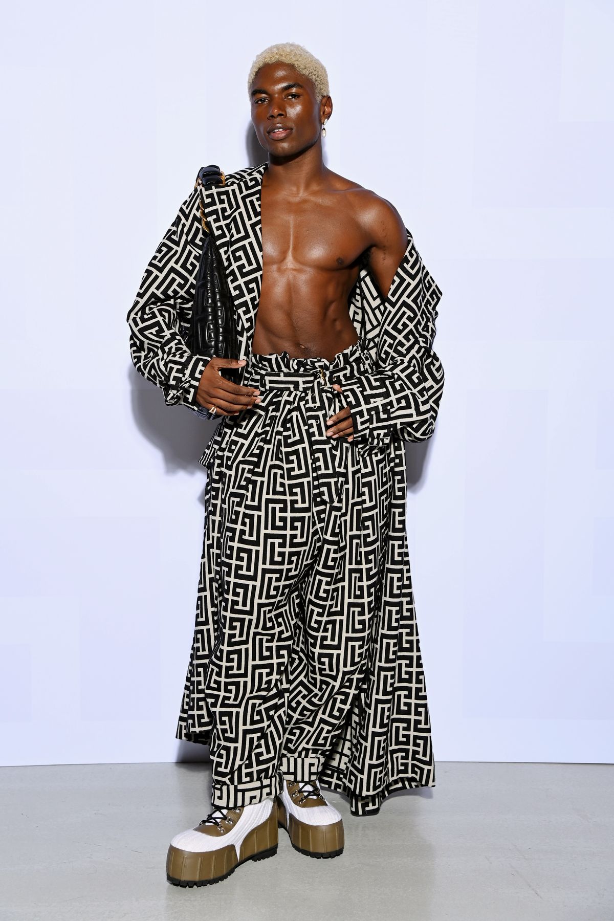 Деондрик Хинтон на шоу Balmain Womenswear Весна/лето 2022 в рамках Недели моды в Париже, фото 1