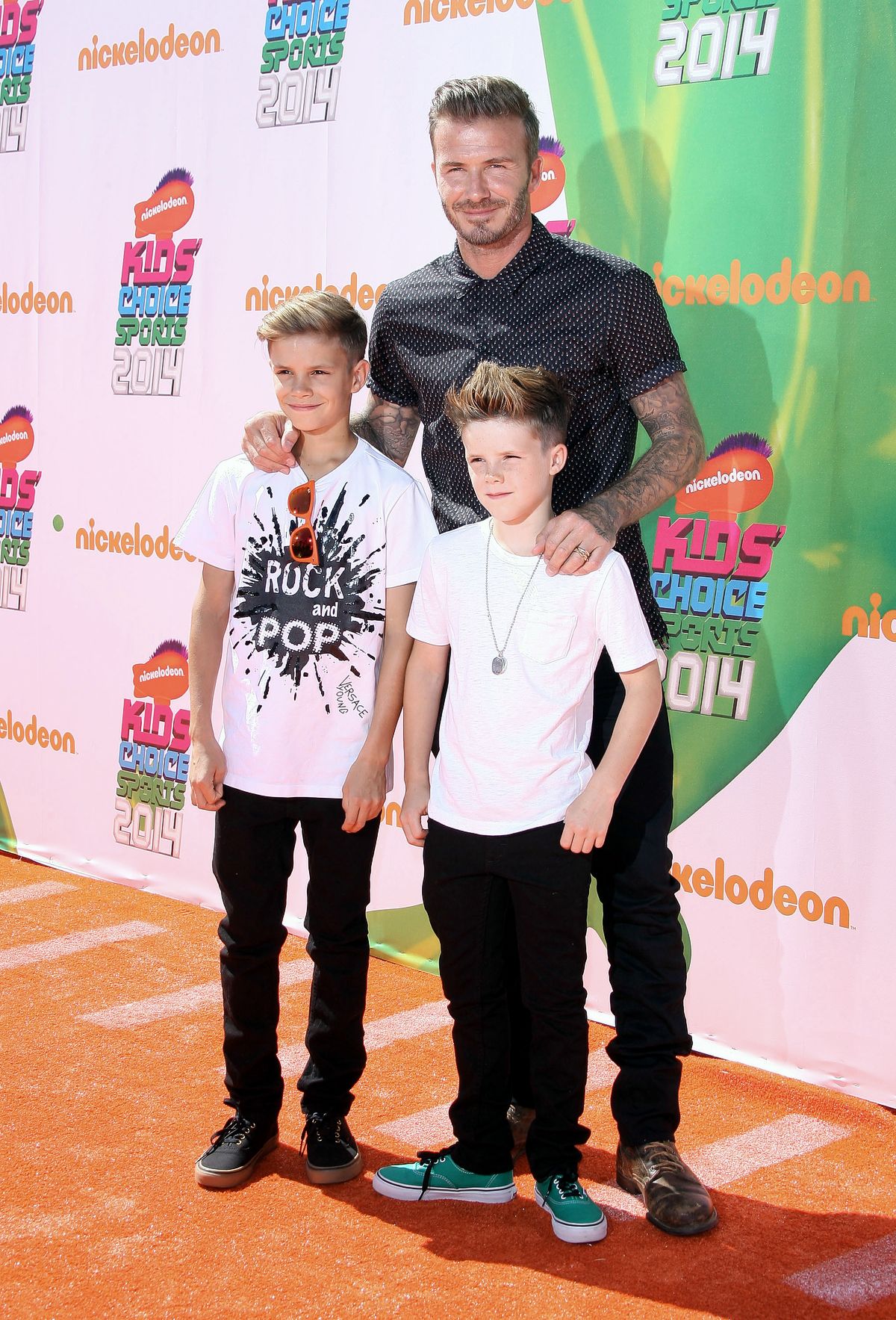 Дэвид Бекхэм с сыновьями Ромео и Крузом на церемонии вручения премии Kids' Choice Sports Awards