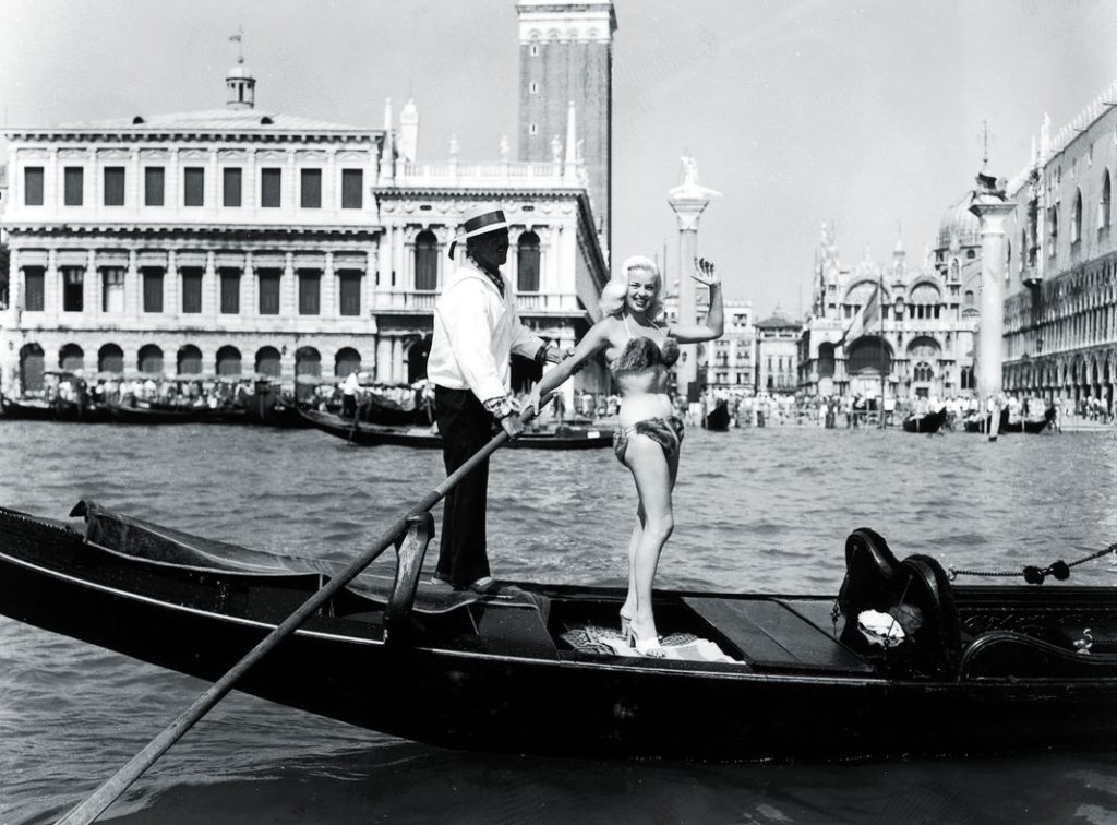 Диана Дорс во время катания на гондоле мимо площади Сан-Марко во время 16-го Венецианского международного кинофестиваля, 5 мая 1955 г.