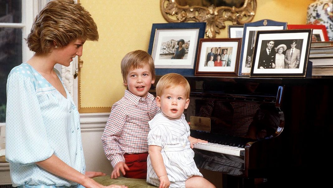 Диана с сыновьями, принцем Уильямом и принцем Гарри, за фортепиано