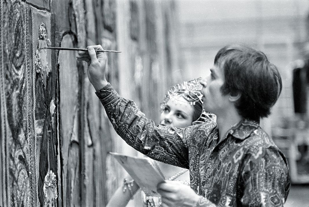 Дорин Уэллс наблюдает за тем, как Рудольф Нуриев рисует декорации для балета «Хонгруаз»