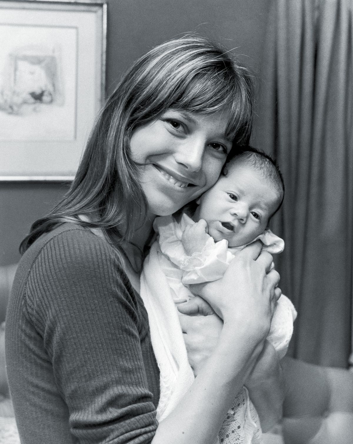 Джейн Биркин со своей новой дочерью Шарлоттой в их доме на Чейн-Роу