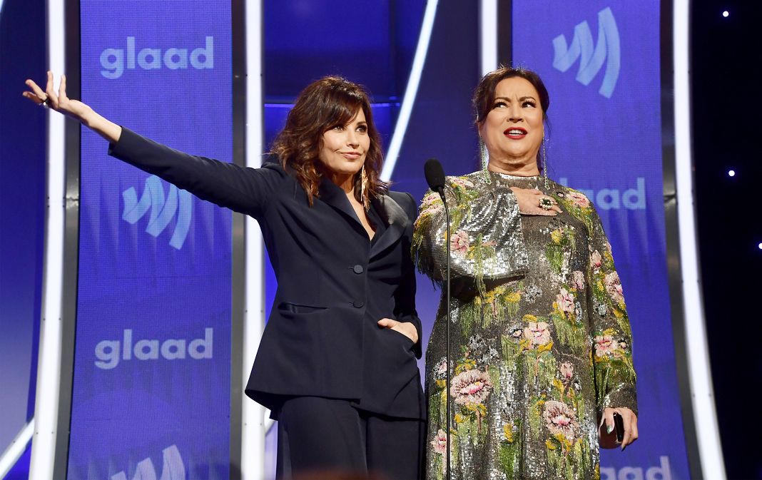 Джина Гершон, Дженнифер Тилли выступают на сцене на 30-й ежегодной премии GLAAD Media Awards в Лос-Анджелесе, 28 марта 2019 г.