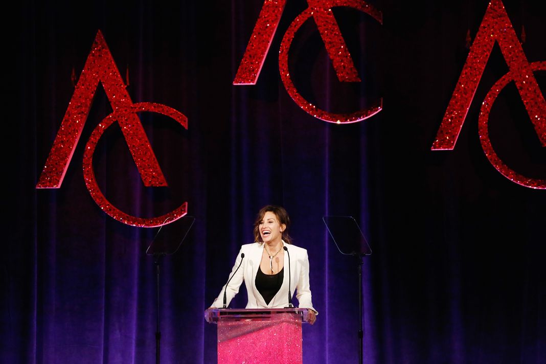 Джина Гершон выступает на сцене на 19-й ежегодной премии Accessories Council ACE Awards