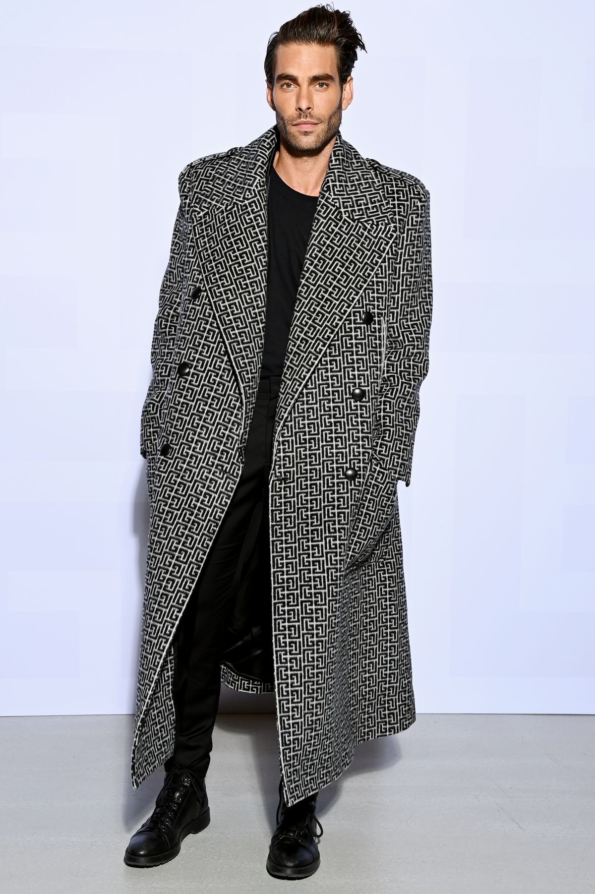 Джон Кортахарена на шоу Balmain Womenswear Весна/лето 2022 в рамках Недели моды в Париже, фото 1