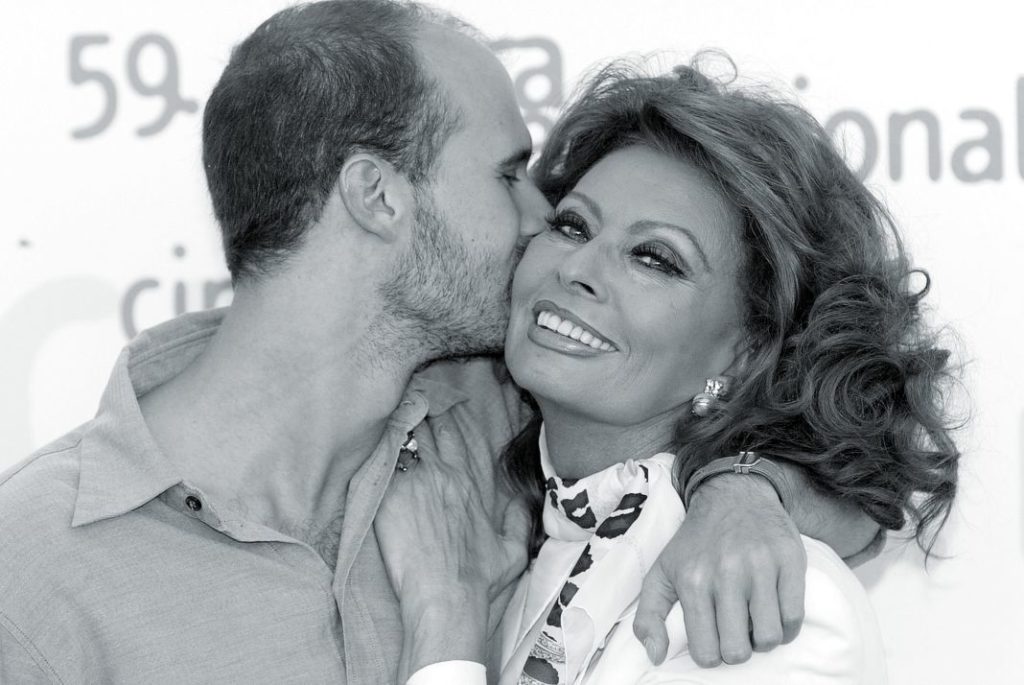 Эдоардо Понти целует свою мать, актрису Софи Лорен, во время фотоколла фильма «Только между нами» в рамках внеконкурсной программы 59-го Венецианского международного кинофестиваля, 30 августа 2002 г.