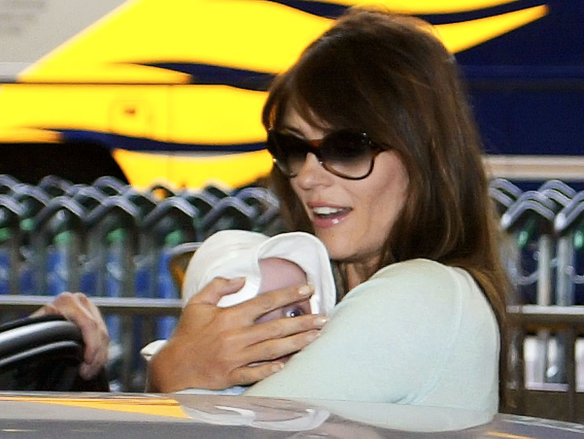 Элизабет Херли прибывает в международный аэропорт Хитроу со своим 4-месячным сыном Дэмианом
