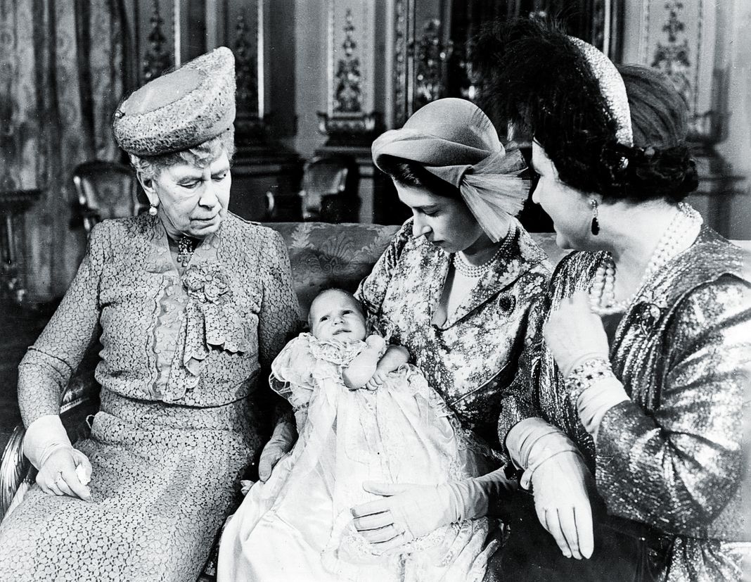 Елизавета с маленькой дочкой принцессой Анной с бабушками королевой Марией и королевой Елизаветой после крещения