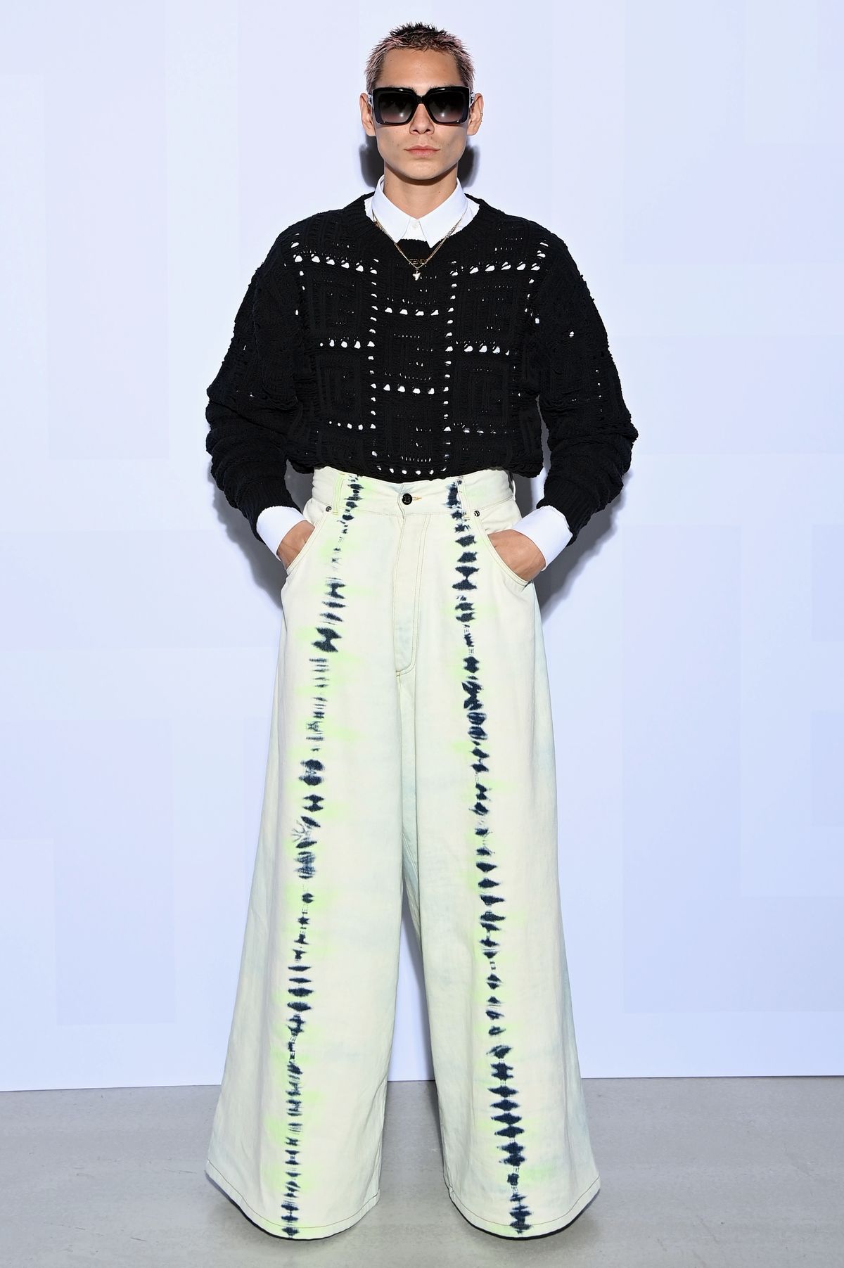 Эван Мок на шоу Balmain Womenswear Весна/лето 2022 в рамках Недели моды в Париже, фото 1