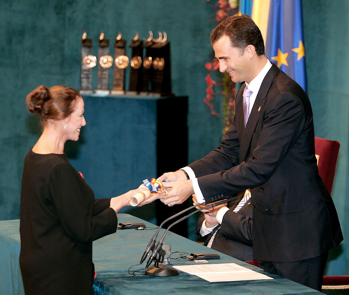Филипп VI вручает Майе Плисецкой премию за искусство