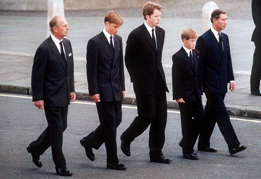 Герцог Эдинбургский, принц Уильям, граф Спенсер, принц Гарри и принц Уэльский следуют за гробом Дианы