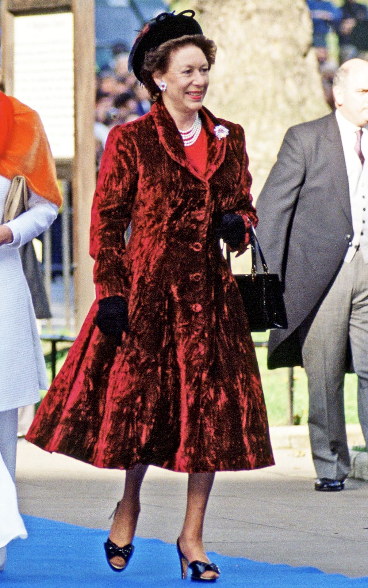 Граф Сноудон, леди Сара Армстронг-Джонс и принцесса Маргарет прибывают на свадьбу Дэвида Линли, 8 октября 1993 г.