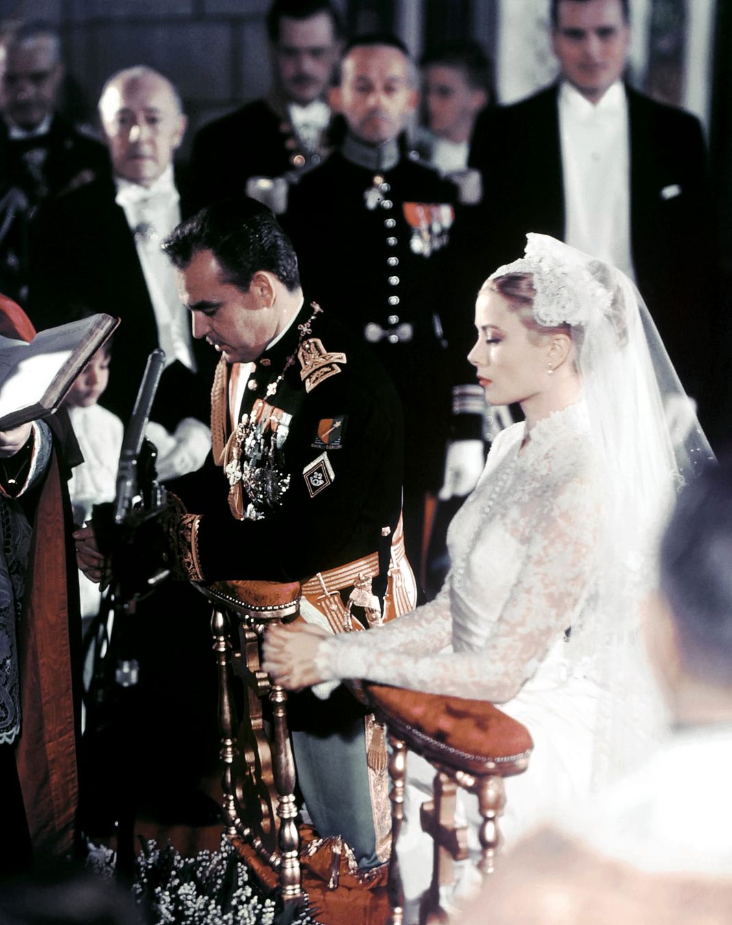 Грейс Келли и принц Монако Ренье во время их свадебной церемонии