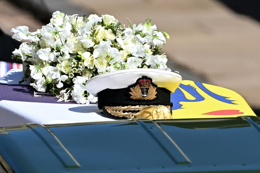 Гроб Принца Филиппа накрытый личным штандартом Его Королевского Высочества во время торжественной процессии во время похорон принца Филиппа