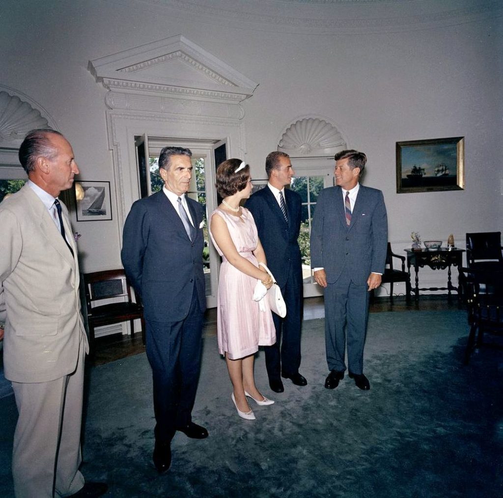 Хуан Карлос и София в Овальном кабинете Белого дома вместе с послом Испании Антонио Гарригесом и президентом США Джоном Кеннеди в Вашингтоне, август 1962 г.