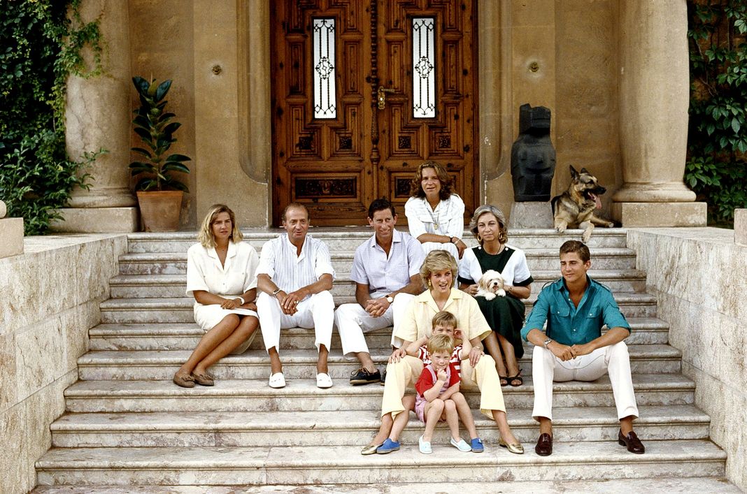 Испанская королевская семья сидит на ступенях своего дворца на Майорке с принцем Чарльзом, принцессой Дианой, принцем Уильямом и принцем Гарри