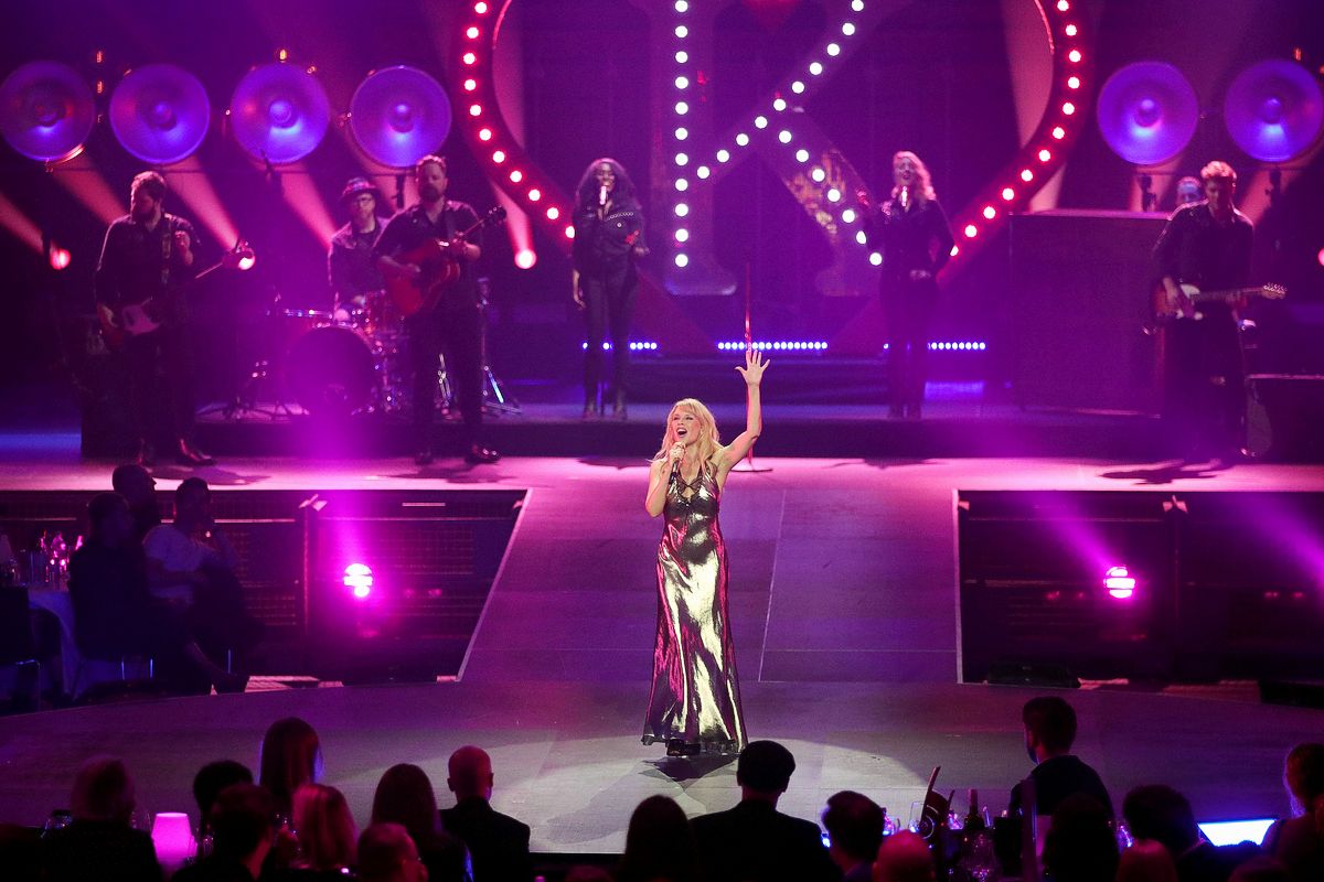 Кайли Миноуг выступает на сцене во время церемонии вручения премии Echo