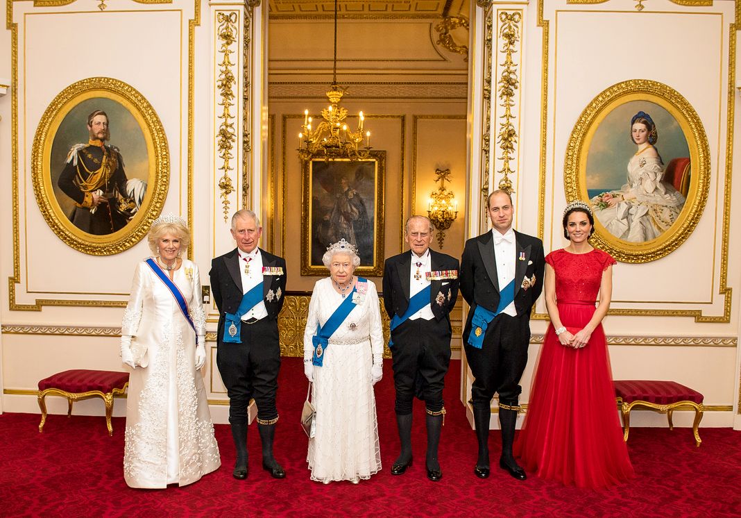 Камилла, принц Чарльз, принц Уэльский, королева Елизавета II, принц Филипп, герцог Эдинбургский, принц Уильям, герцог Кембриджский и Кэтрин, герцогиня Кембриджская на ежегодном вечернем приеме