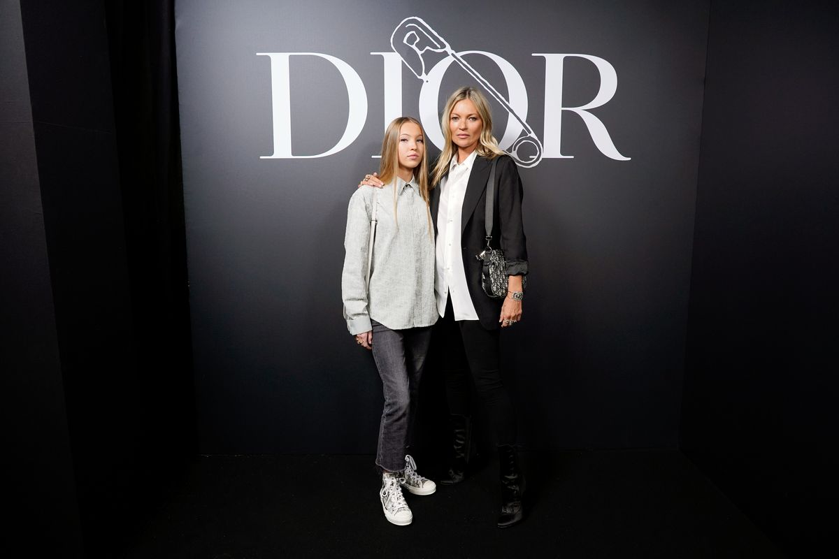 Кейт Мосс с дочерью Лилой на шоу Dior Homme Menswear Осень/Зима 2020-2021