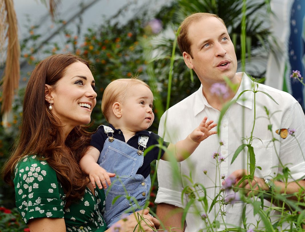 Кэтрин, герцогиня Кембриджская, держит принца Джорджа и принц Уильям, герцог Кембриджский