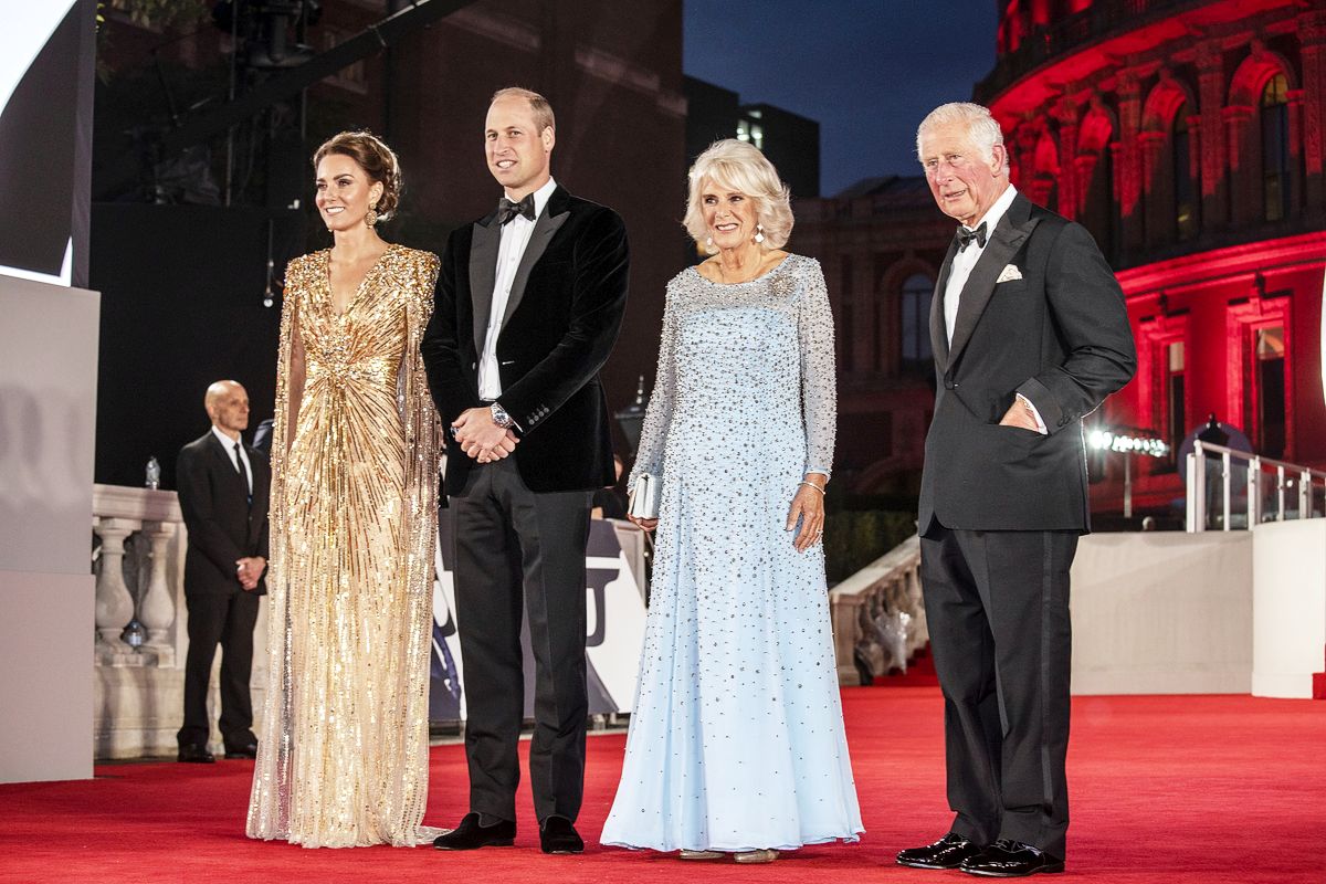 Кэтрин, герцогиня Кембриджская, принц Уильям, герцог Кембриджский, Камилла, герцогиня Корнуолльская и принц Чарльз, принц Уэльский, на мировой премьере фильма «Не время умирать» в Лондоне, 28 сентября 2021 г., фото 1