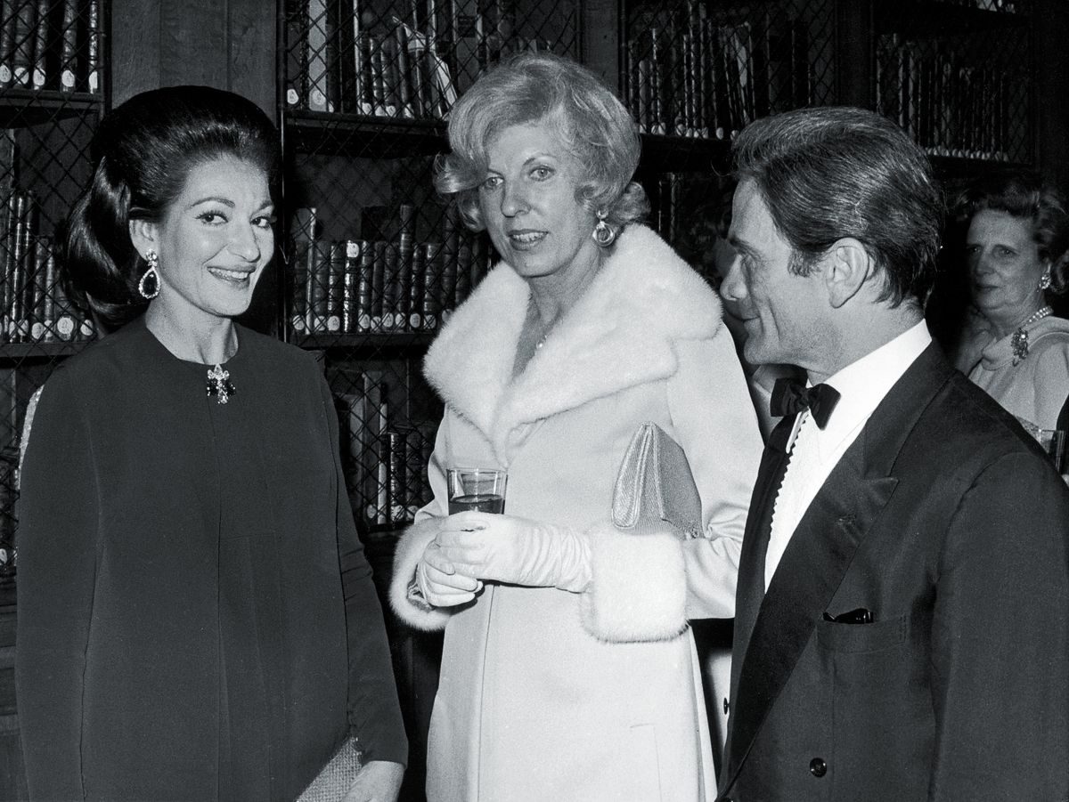 Клод Помпиду, жена президента Франции Жоржа Помпиду на премьере «Медея» с Марией Каллас