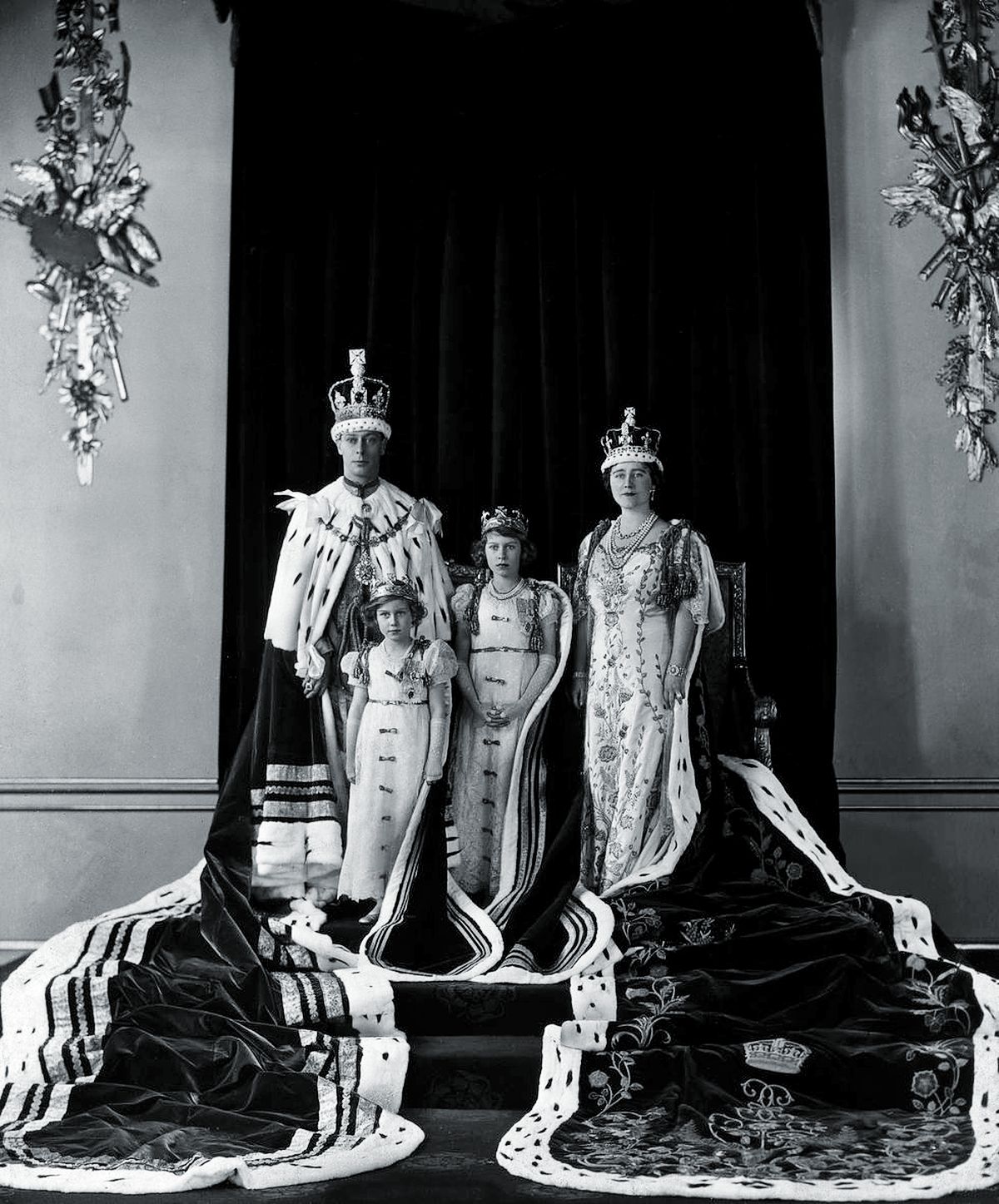 Король Георг VI, королева Елизавета и принцессы Елизавета и Маргарет в день коронации короля