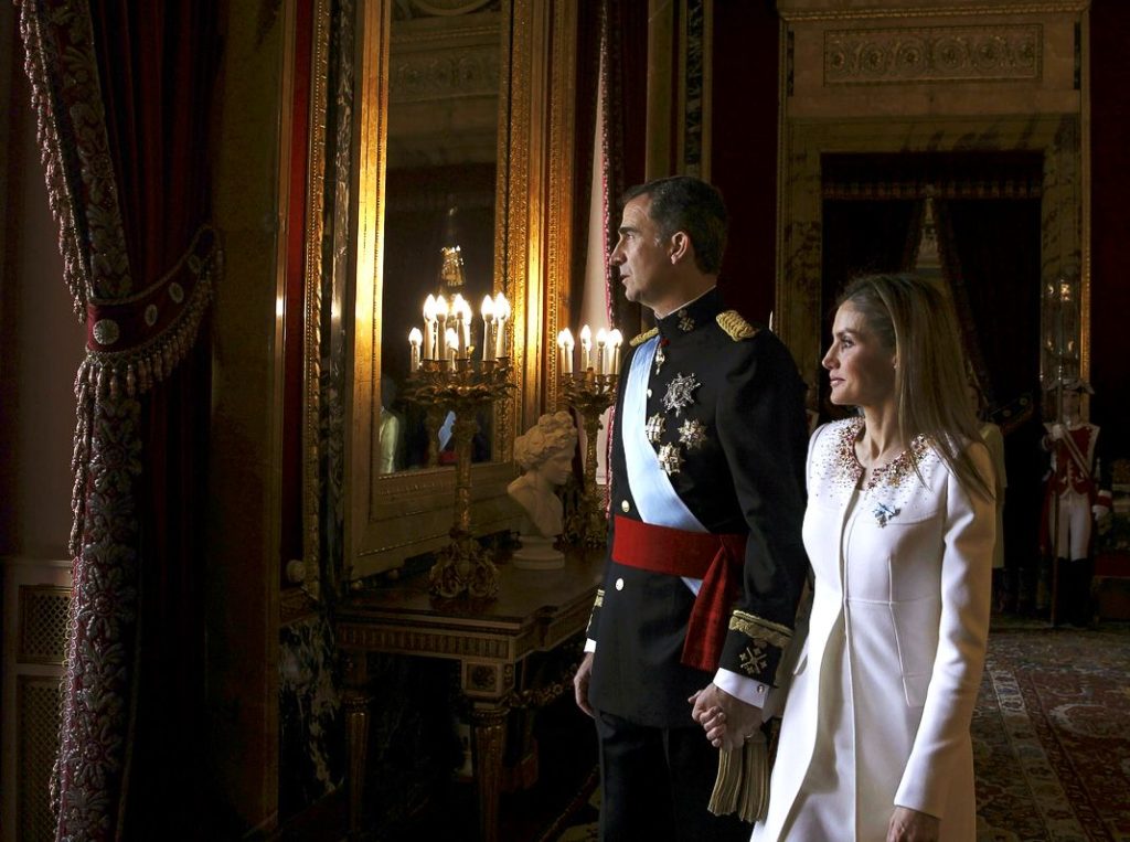 Король Испании Фелипе VI и королева Испании Летиция готовятся появиться на балконе Королевского дворца во время официальной церемонии коронации короля