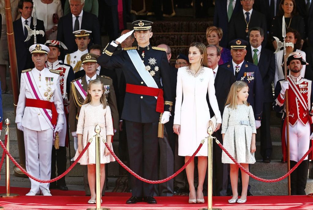 Король Испании Фелипе VI и королева Испании Летиция с дочерьми принцессой Леонор, принцессой Астурийской и принцессой Софией покидают Конгресс депутатов во время официальной церемонии коронации короля
