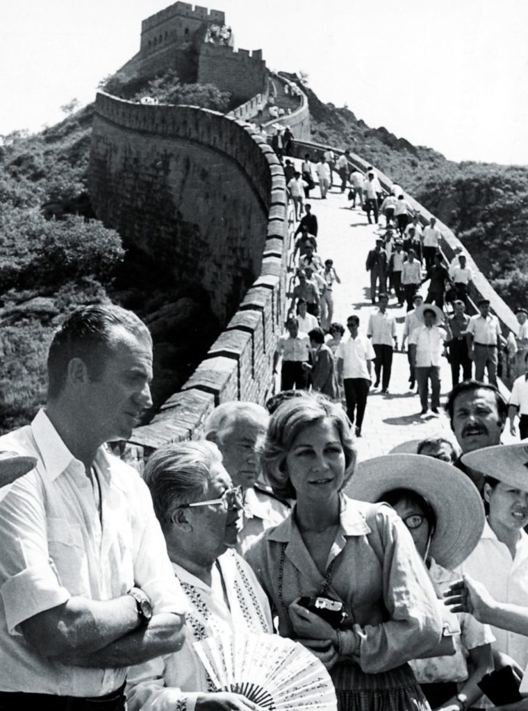Король Испании Хуан Карлос и королева София идут вдоль Великой Китайской стены