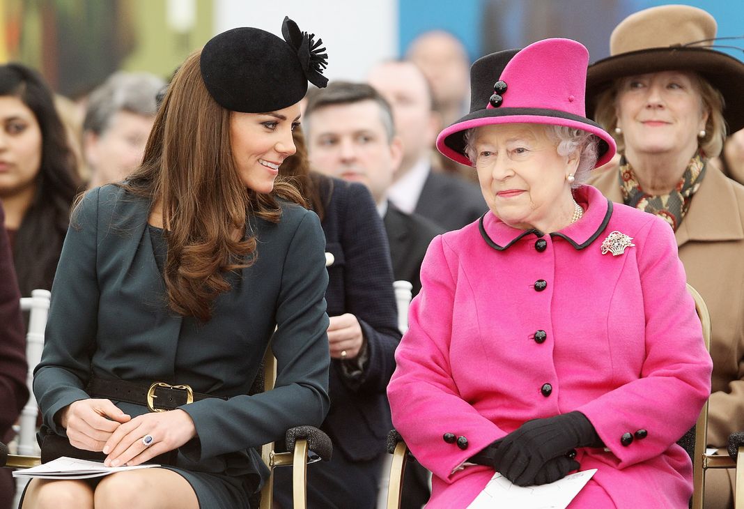 Королева Елизавета II и Кэтрин, герцогиня Кембриджская смотрят показ мод