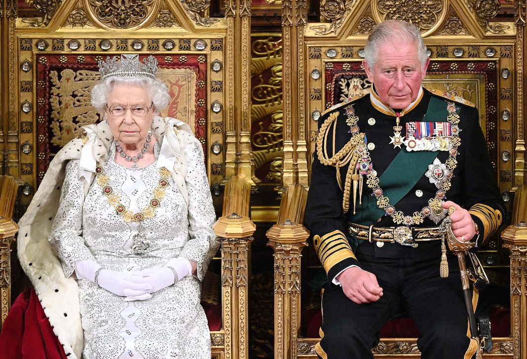 Королева Елизавета II и принц Чарльз, принц Уэльский во время государственного открытия парламента