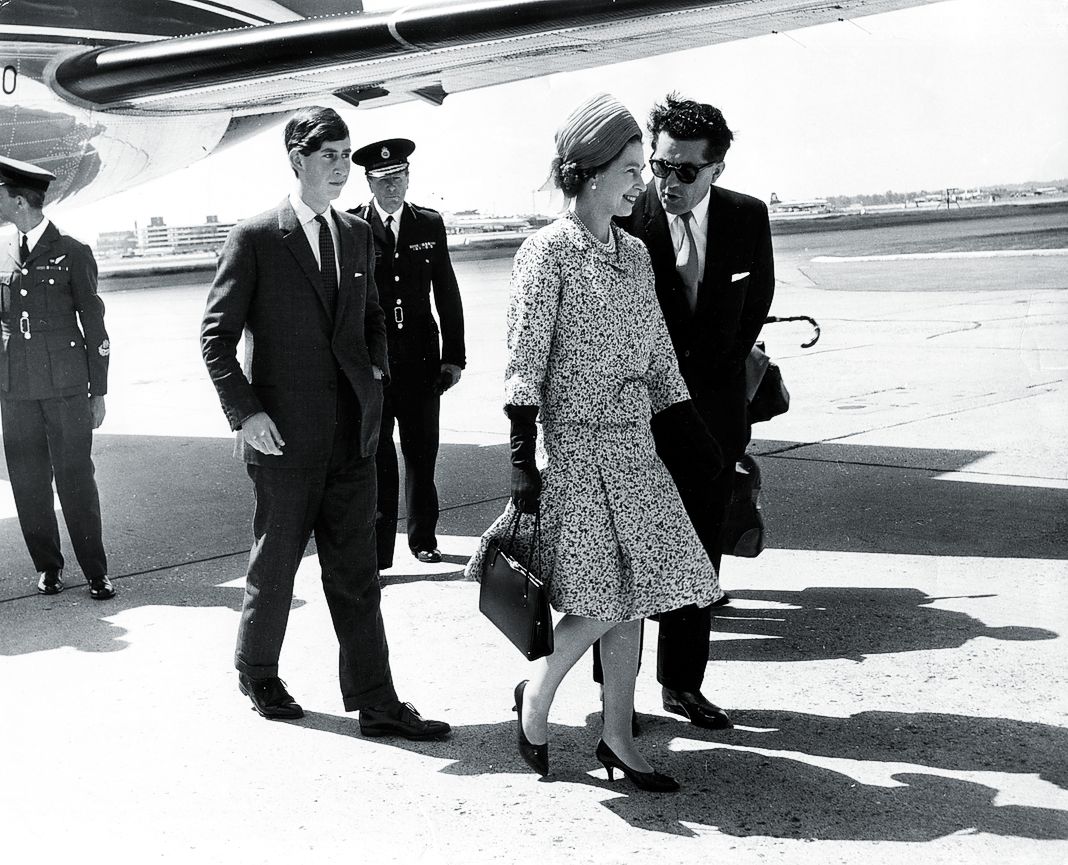 Королева Елизавета II и принц Чарльз возвращаются домой