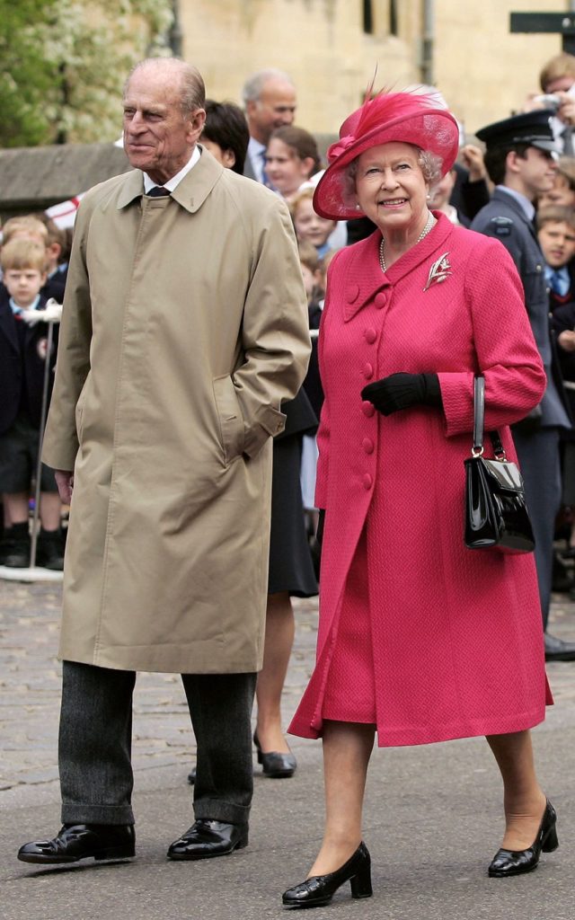 Королева Елизавета II и принц Филипп, герцог Эдинбургский, идут на встречу