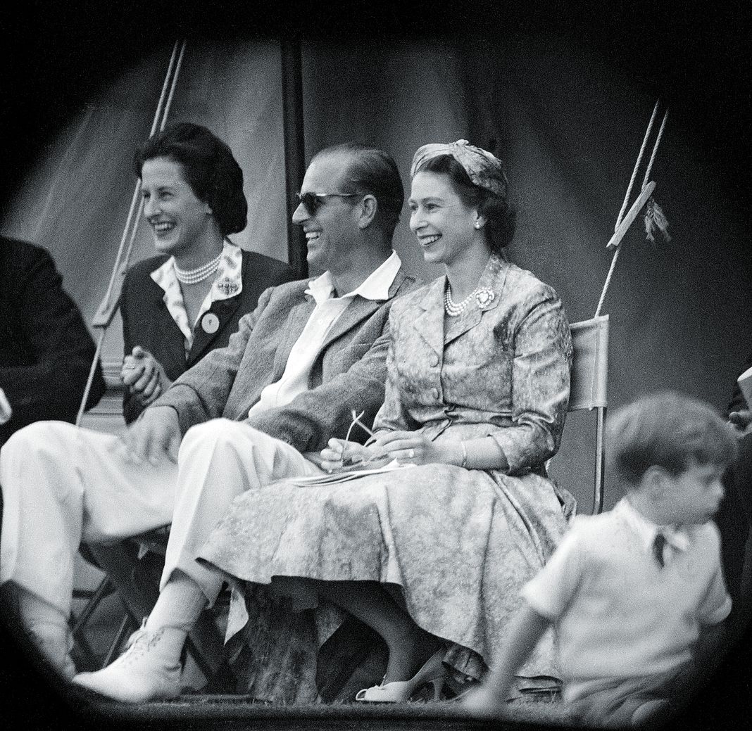 Королева Елизавета II и Филипп, герцог Эдинбургский, наблюдают за крикетным матчем