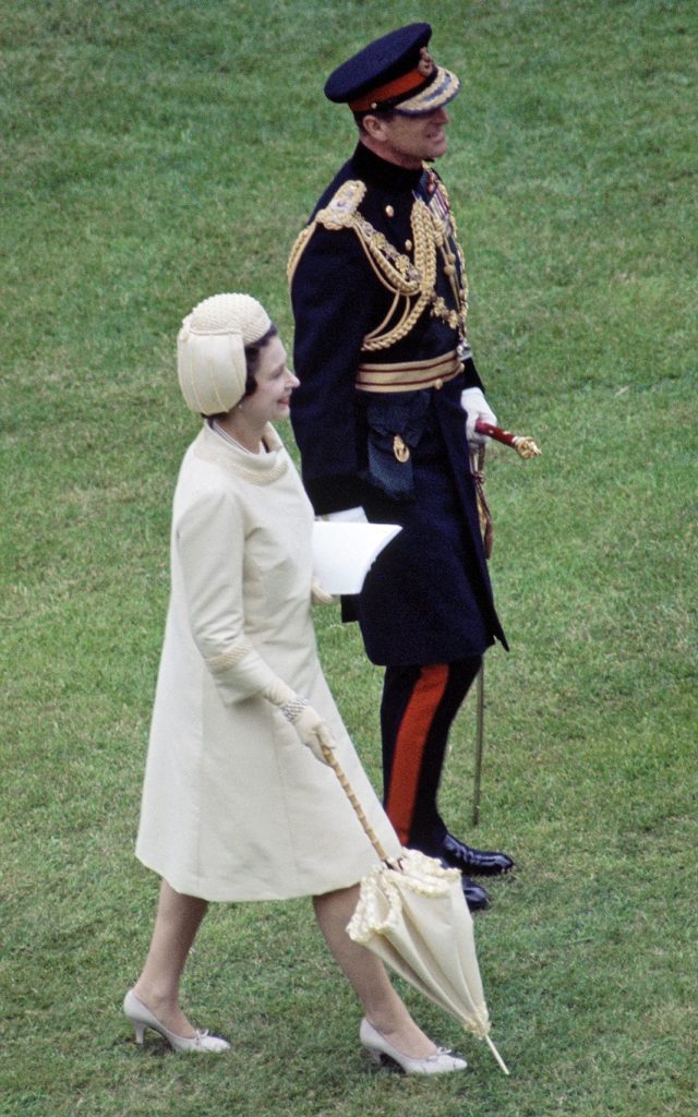 Королева Елизавета II и принц Филипп, герцог Эдинбургский во время вступления принца Чарльза в должность принца Уэльского в замке Кэрнарфон, 1 июля 1969 г.