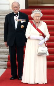 Королева Елизавета II и принц Филипп прибыли на государственный банкет в их честь во дворце Schloss Bellevue