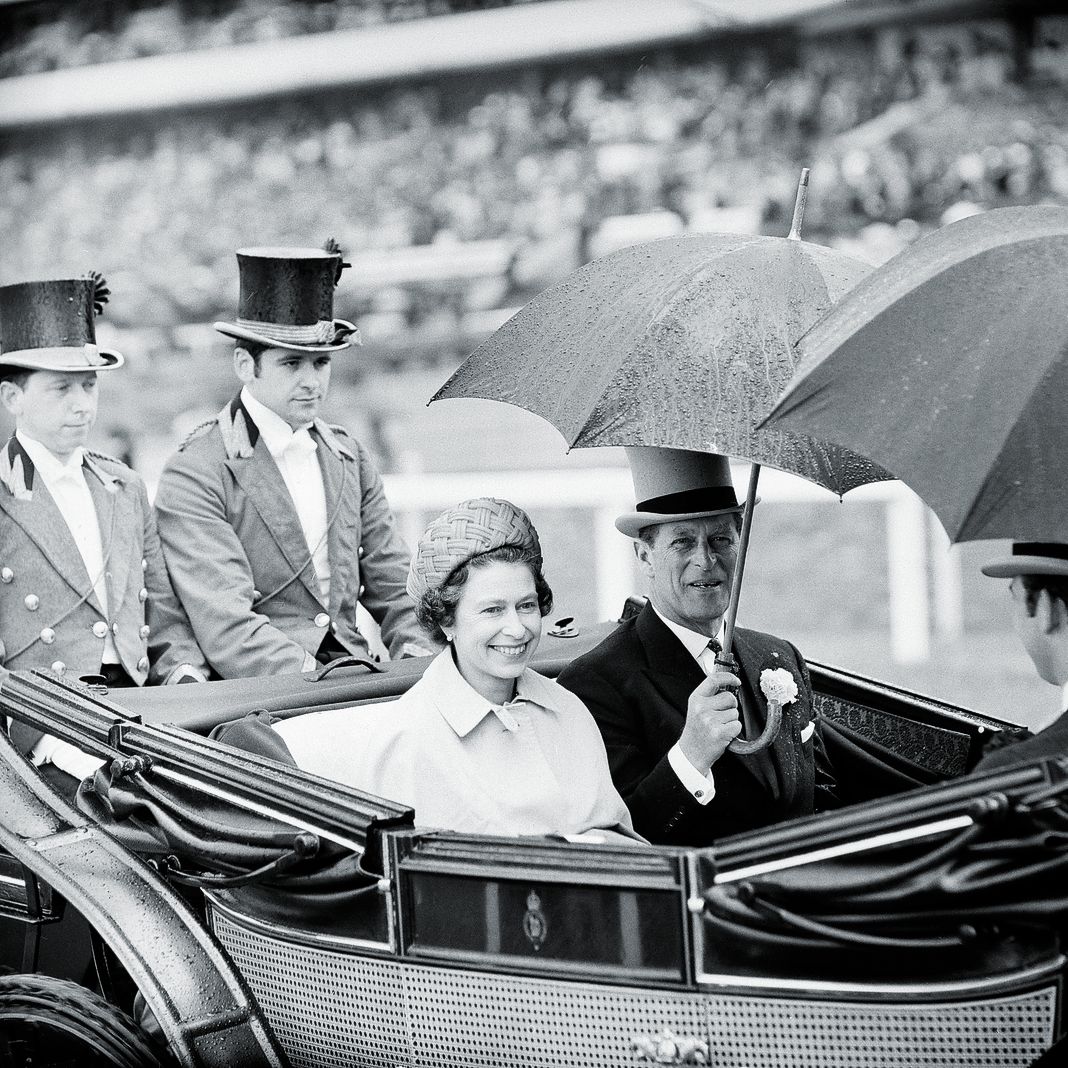 Королева Елизавета II и принц Филипп прибывают в карете