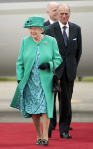 Королева Елизавета II и принц Филипп в аэропорту Балдоннел