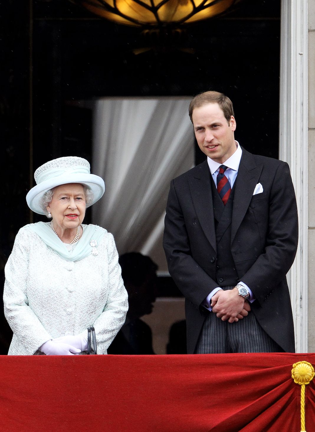 Королева Елизавета II и принц Уильям на балконе Букингемского дворца