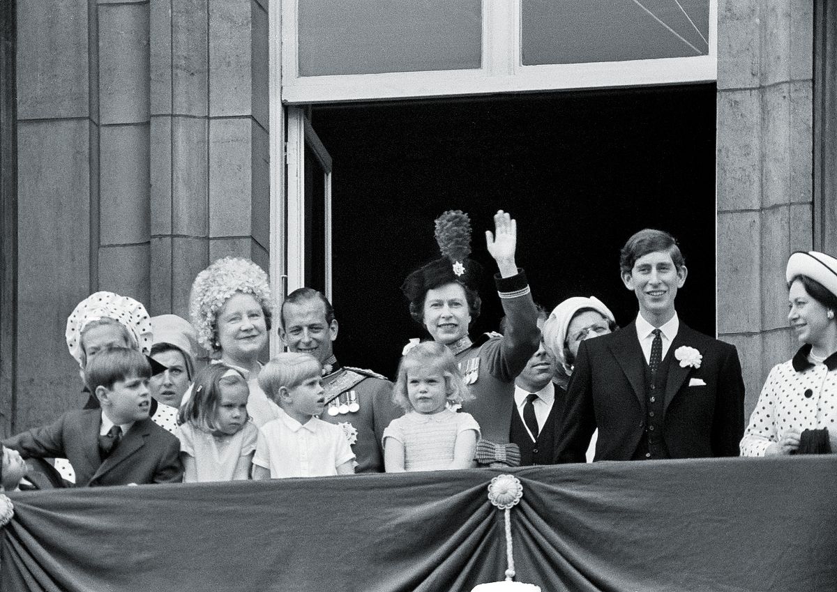 Королева Елизавета II, Королева-мать, принцы Эндрю, Эдвард, Чарльза и принцесса Маргарет