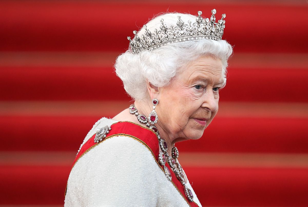 Королева Елизавета II прибывает на государственный банкет в ее честь во дворец Шлосс Бельвю
