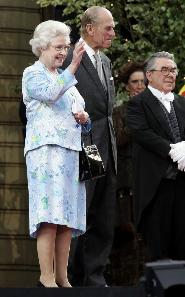Королева Елизавета II, Принц Филипп, герцог Эдинбургский и Ронни Корбетт на вечеринке в детском саду в рамках празднования 80-летия королевы