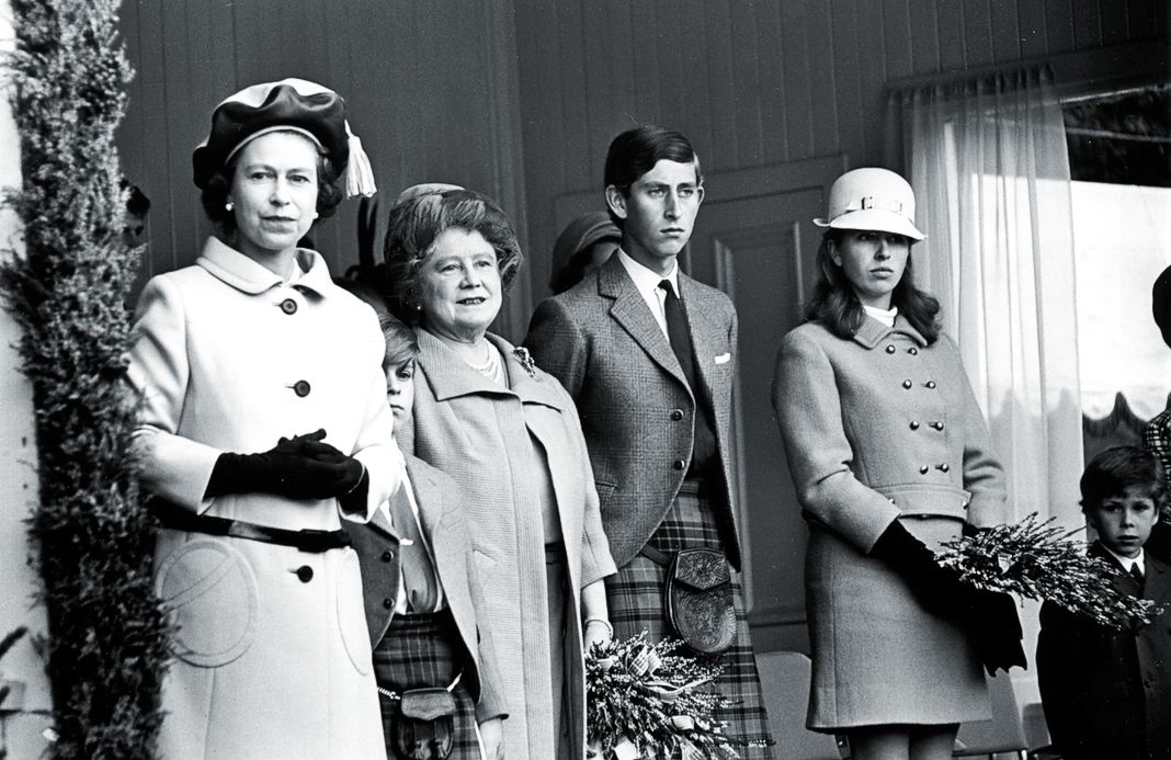 Королева Елизавета II со своей семьей Принцем Эндрю, принцем Чарльзом и принцессой Анной
