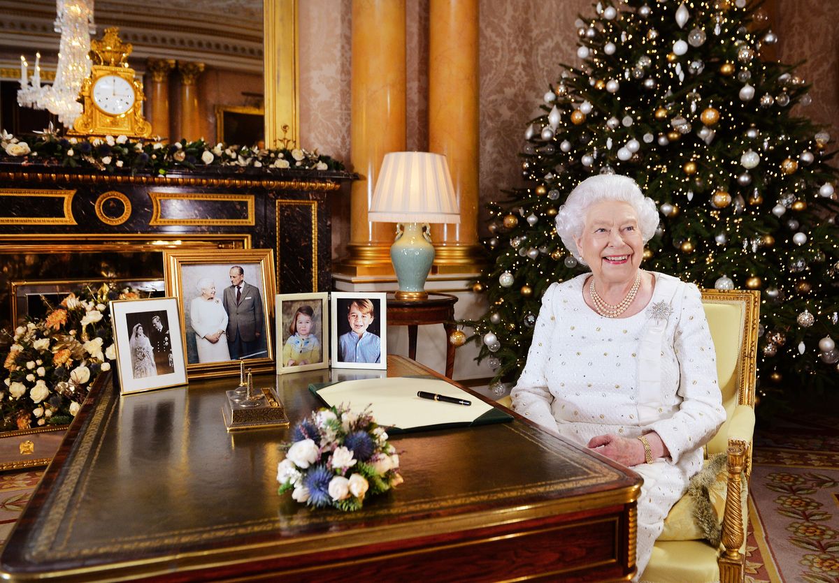 Королева Елизавета II в Букингемском дворце записывает свою рождественскую речь