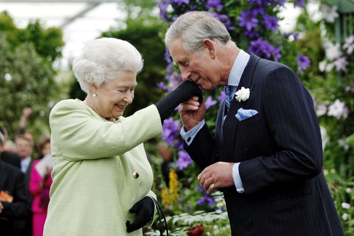 Королева Елизавета II вручает принцу Чарльзу, принцу Уэльскому, Почетную медаль Королевского садоводческого общества Виктории