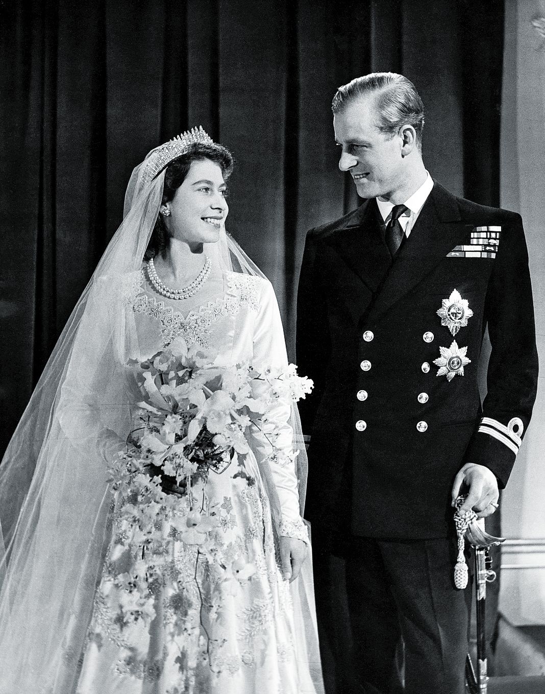 Королева Елизавета в тиаре королевы Марии со своим мужем принцем Филиппом, герцогом Эдинбургским, в Букингемском дворце после их свадьбы, 1947 г.